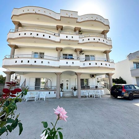 Apartmens Xhenis Lux ウルツィニ エクステリア 写真
