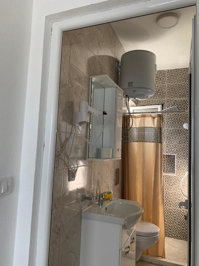 Apartmens Xhenis Lux ウルツィニ エクステリア 写真