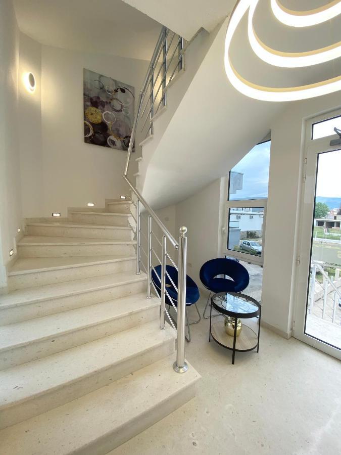 Apartmens Xhenis Lux ウルツィニ エクステリア 写真