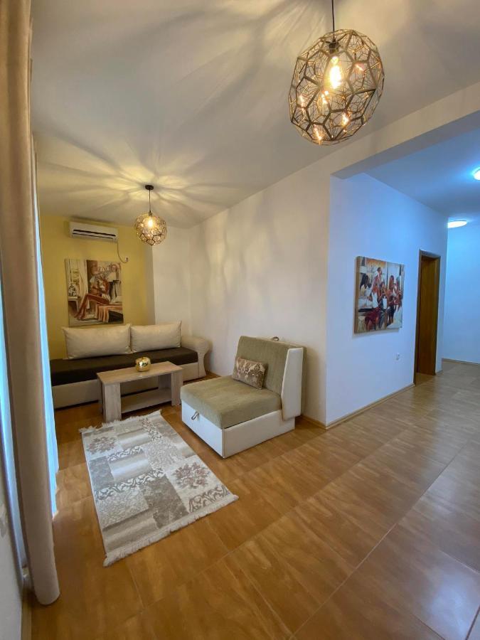 Apartmens Xhenis Lux ウルツィニ エクステリア 写真