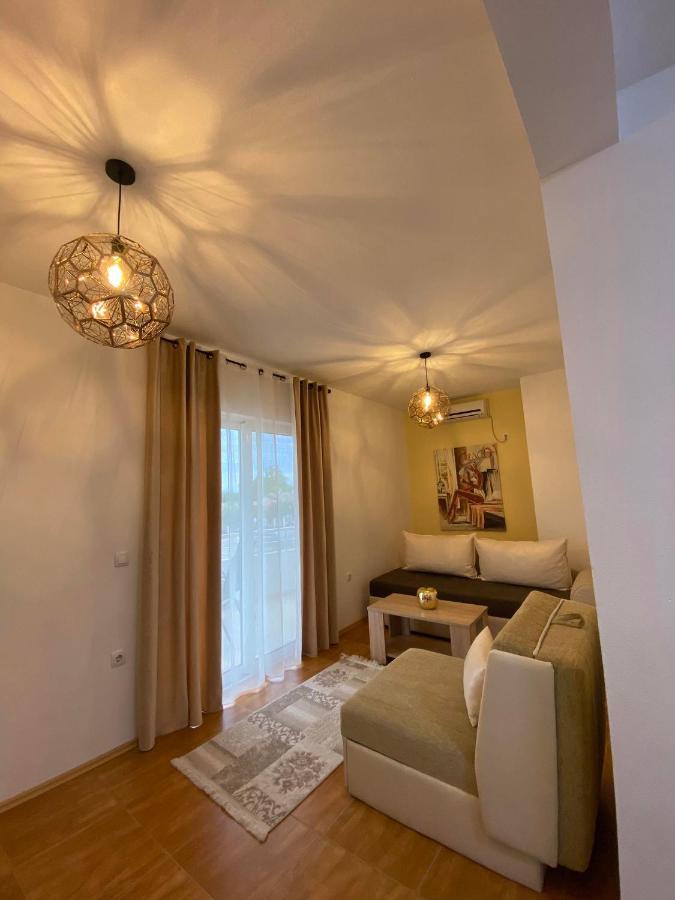 Apartmens Xhenis Lux ウルツィニ エクステリア 写真