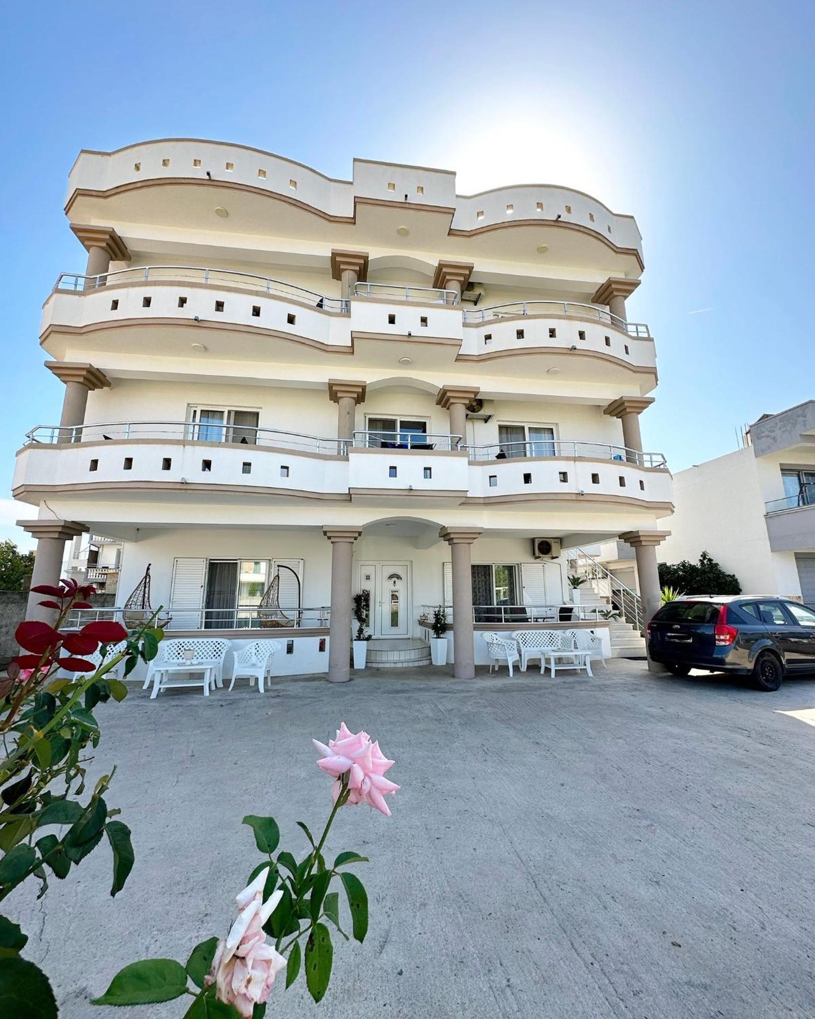 Apartmens Xhenis Lux ウルツィニ エクステリア 写真