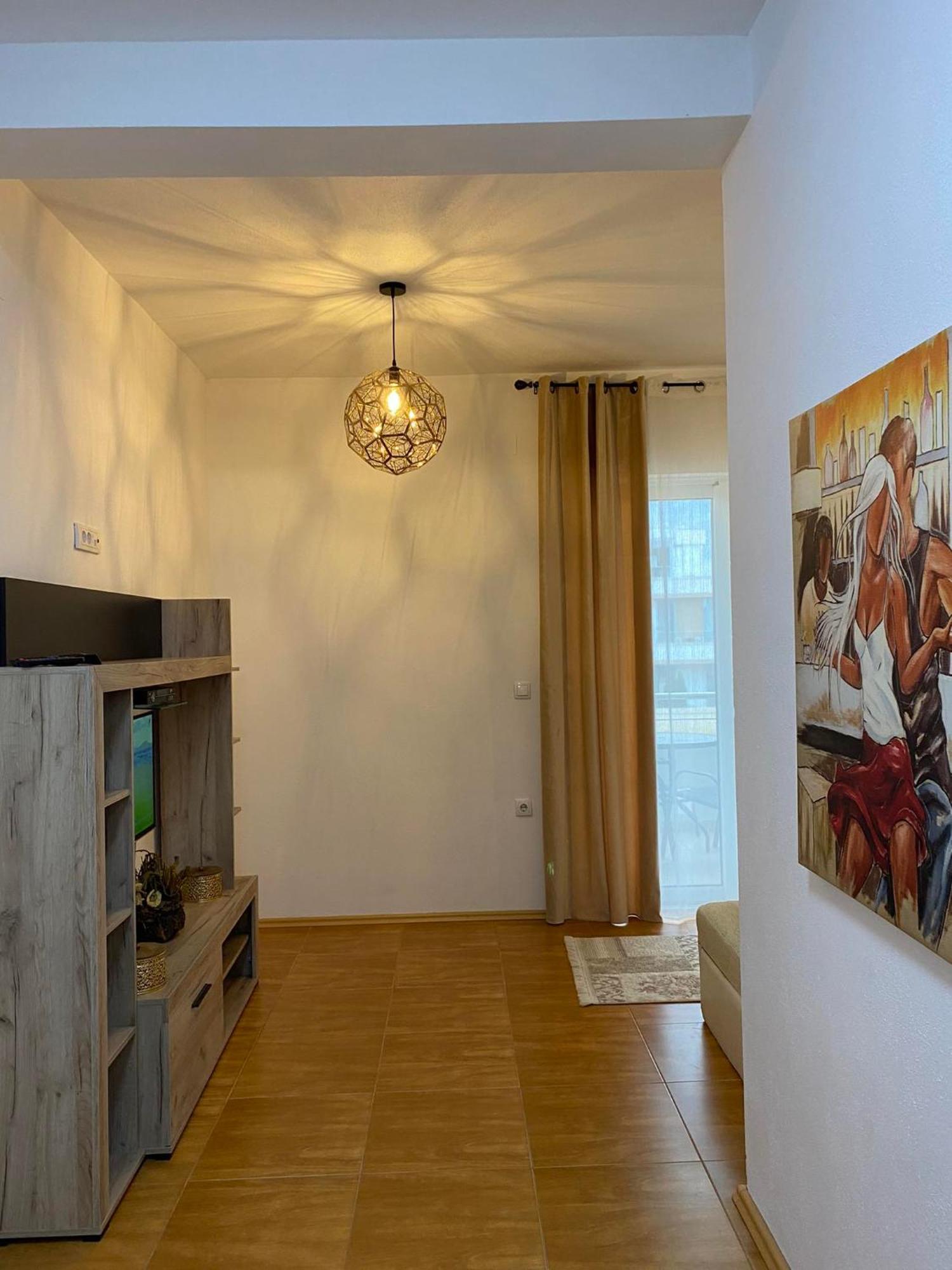 Apartmens Xhenis Lux ウルツィニ エクステリア 写真