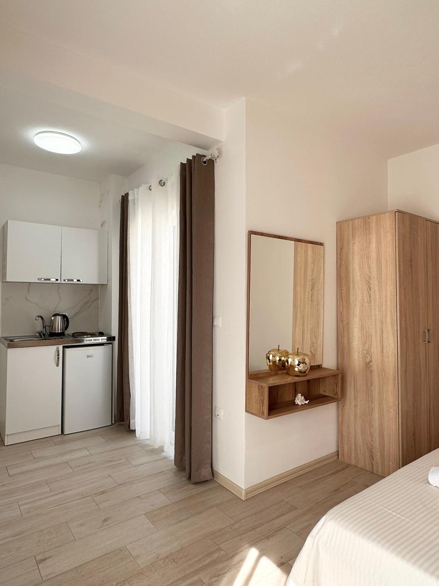Apartmens Xhenis Lux ウルツィニ エクステリア 写真