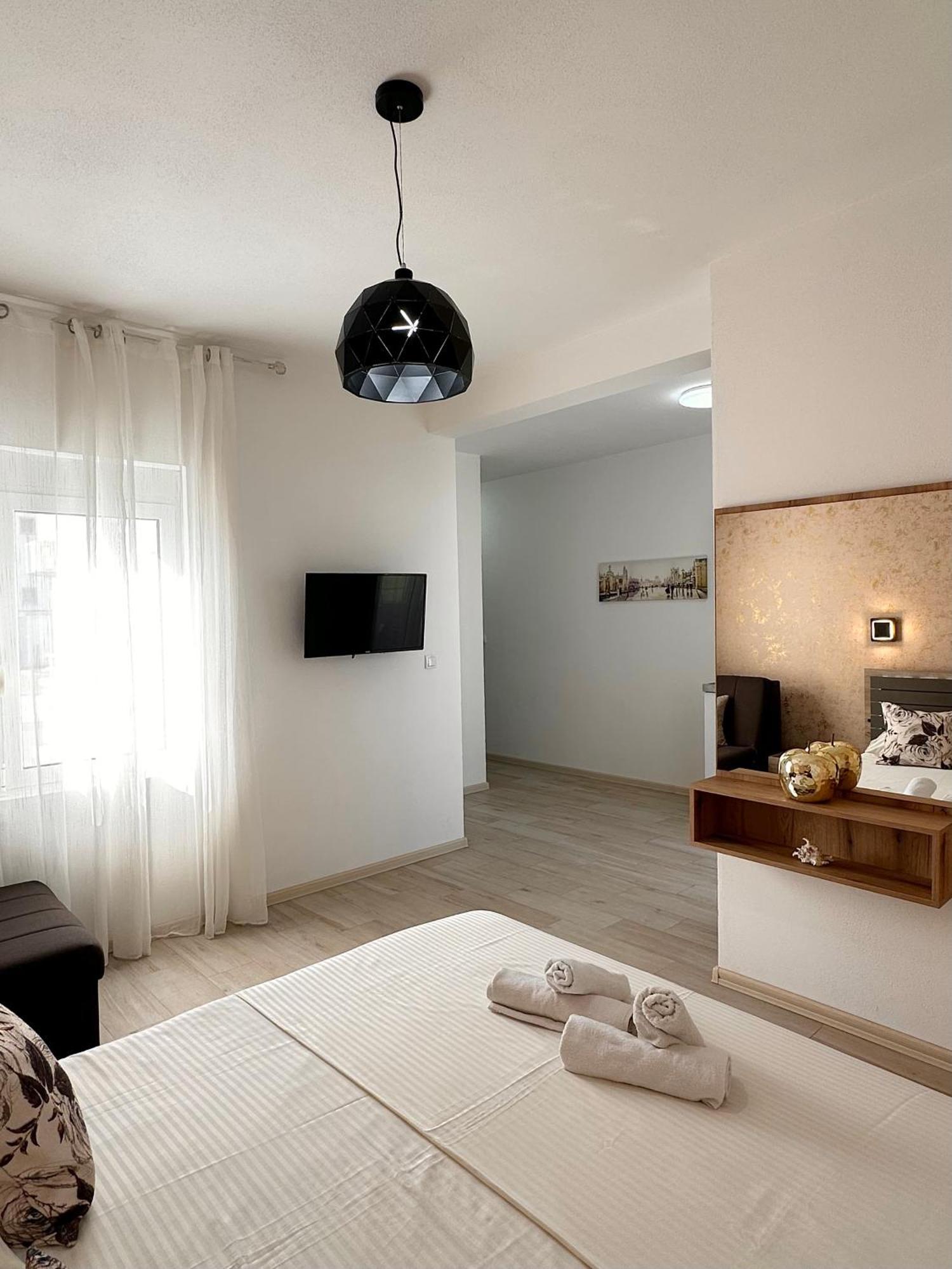 Apartmens Xhenis Lux ウルツィニ エクステリア 写真