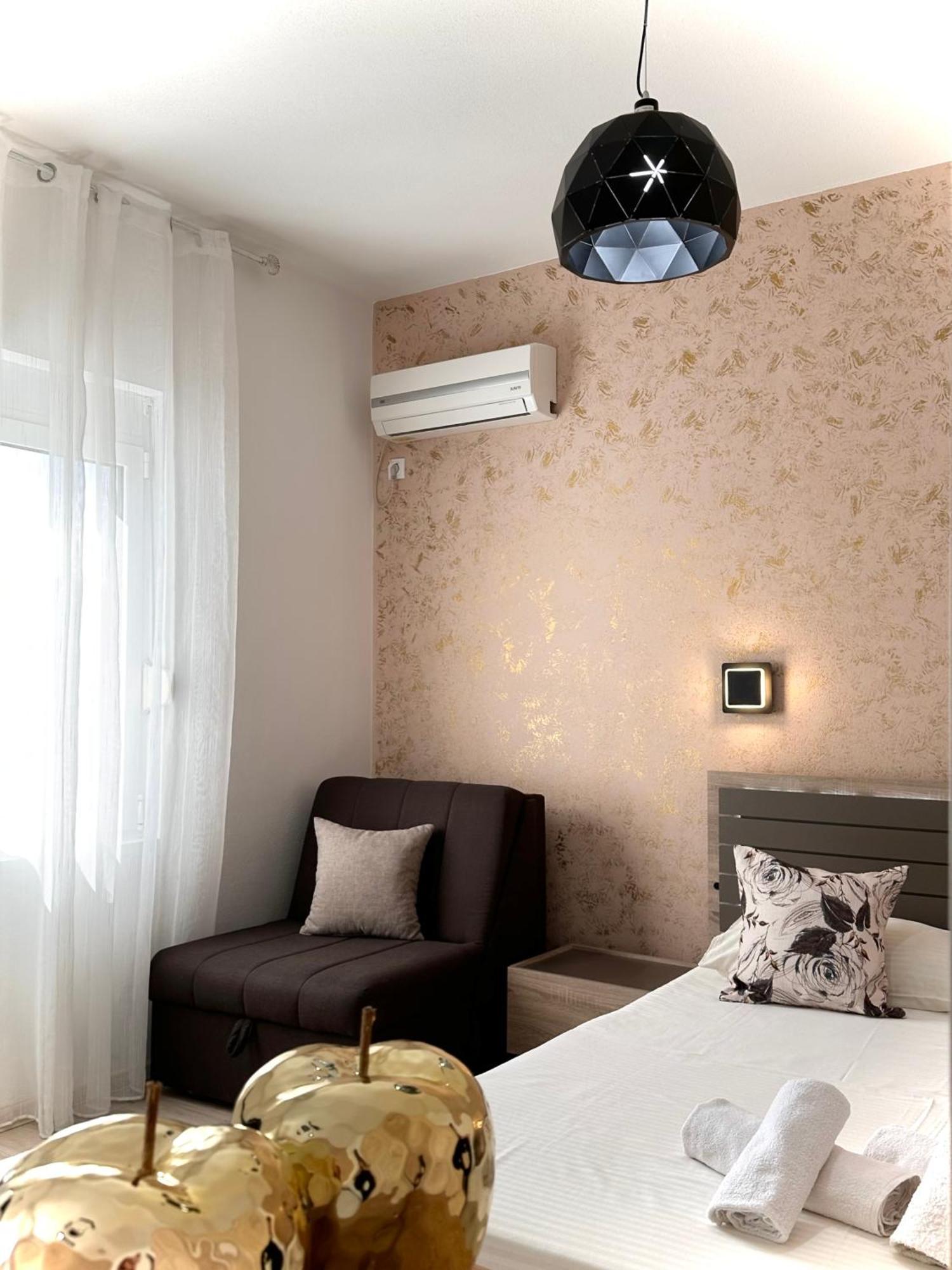 Apartmens Xhenis Lux ウルツィニ エクステリア 写真