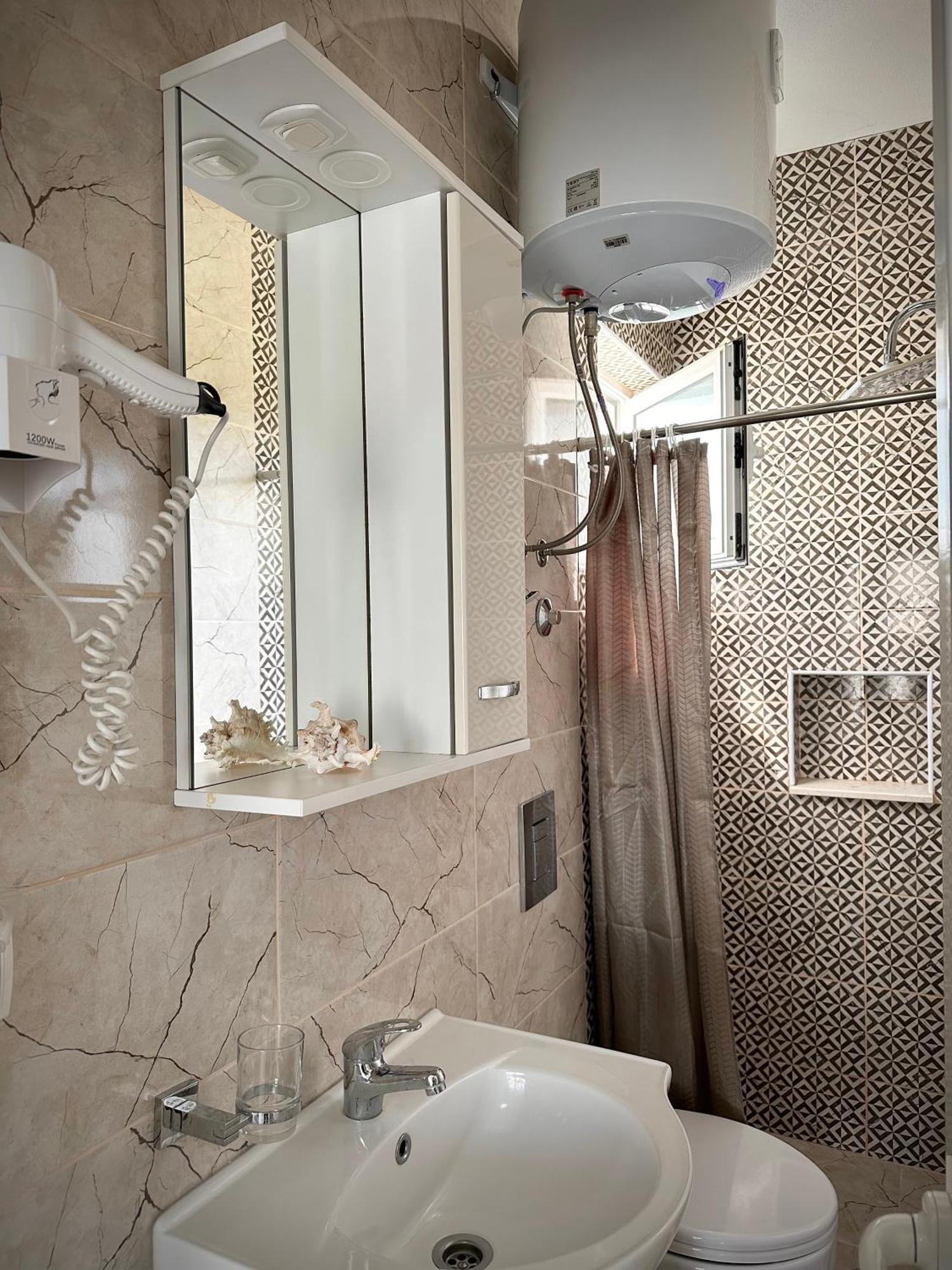 Apartmens Xhenis Lux ウルツィニ エクステリア 写真
