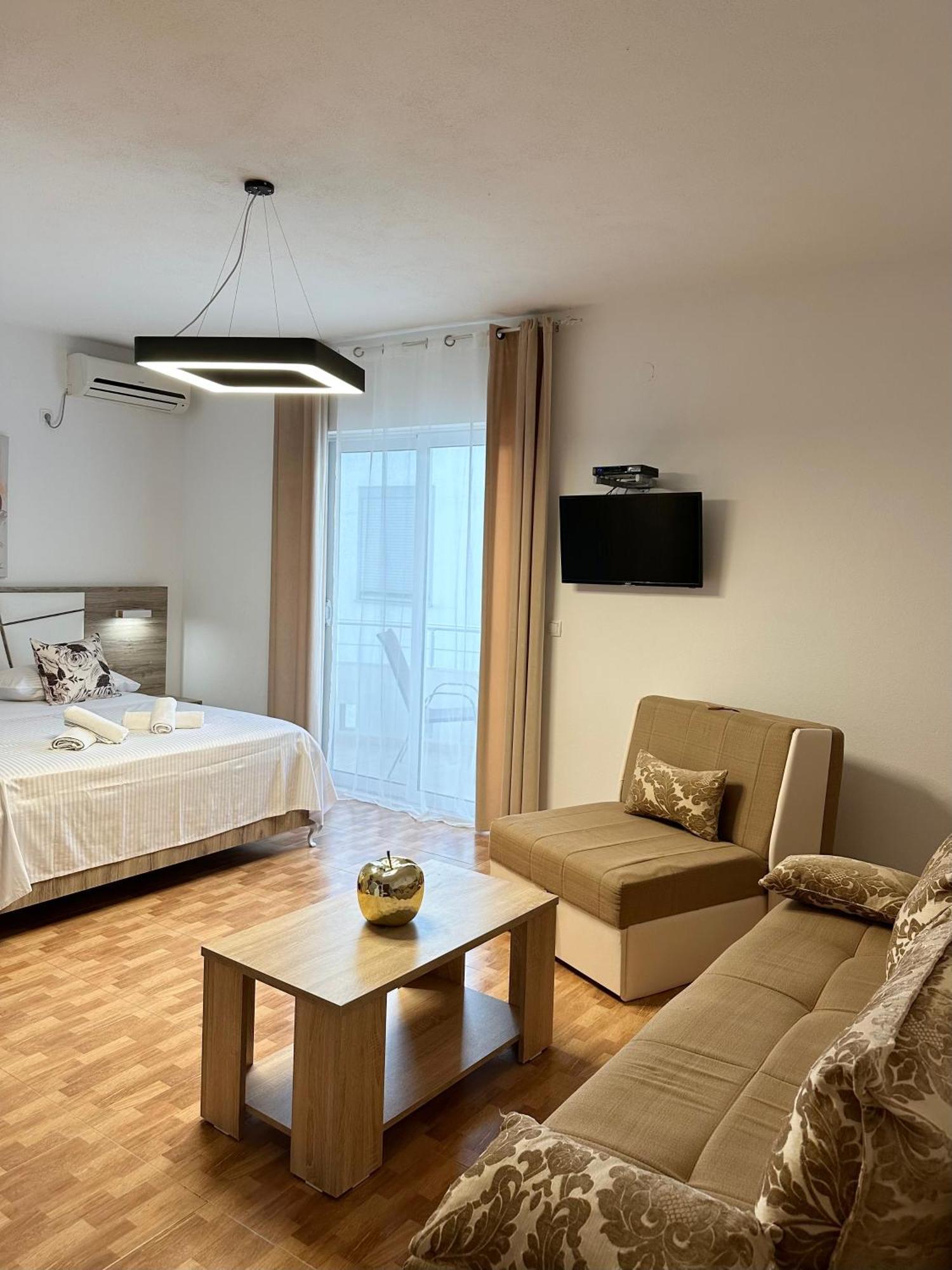 Apartmens Xhenis Lux ウルツィニ エクステリア 写真
