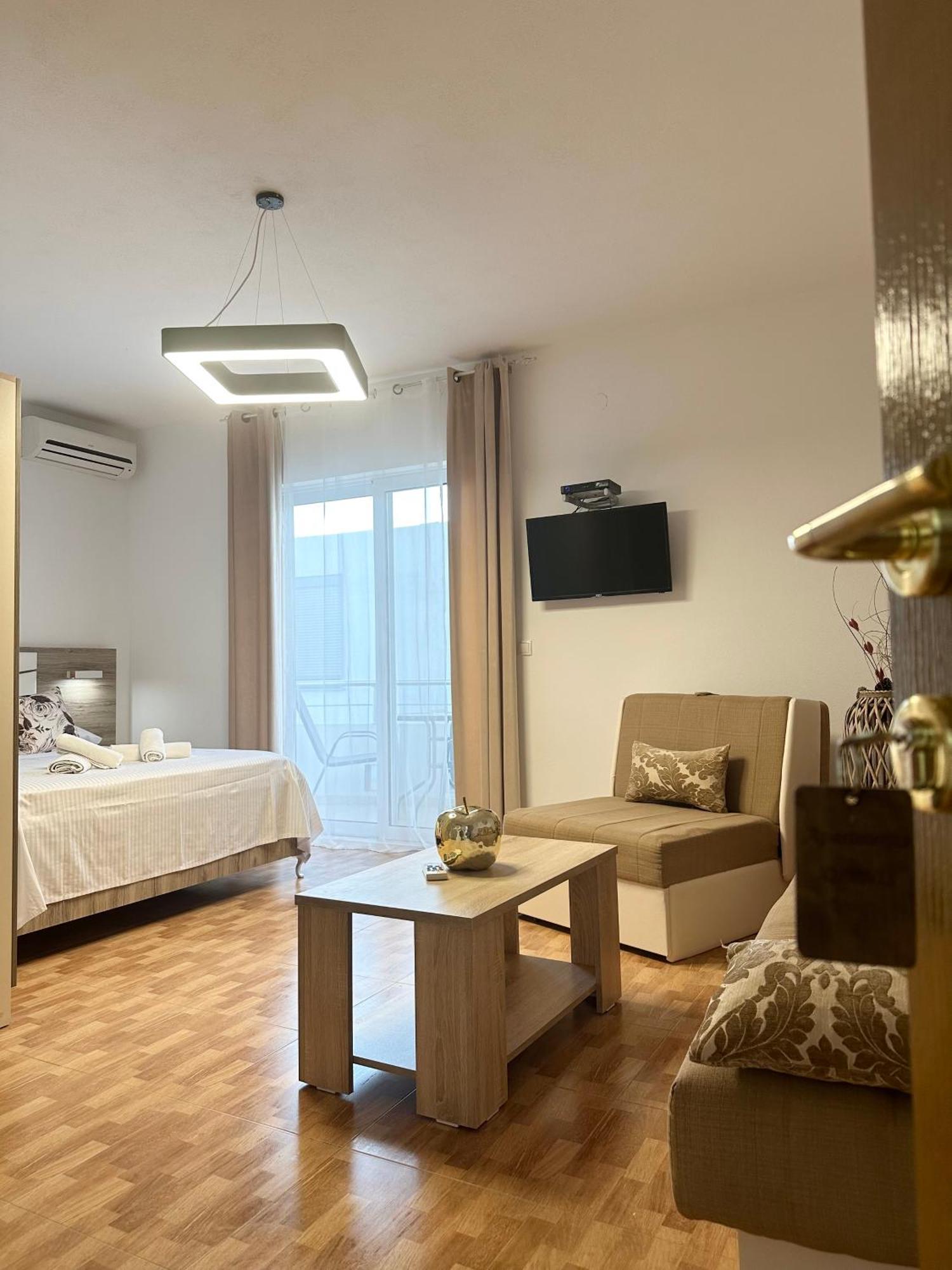 Apartmens Xhenis Lux ウルツィニ エクステリア 写真