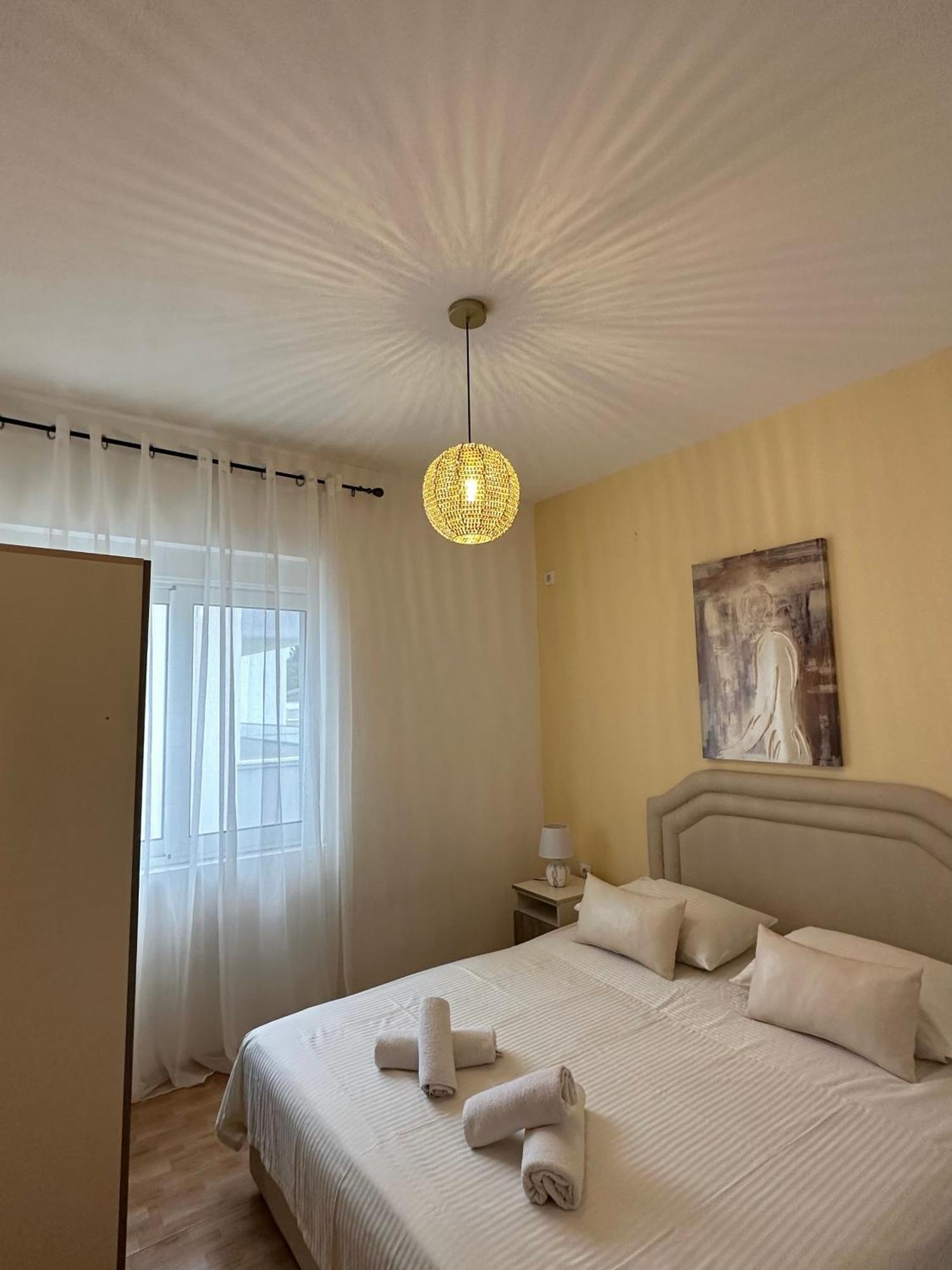 Apartmens Xhenis Lux ウルツィニ エクステリア 写真