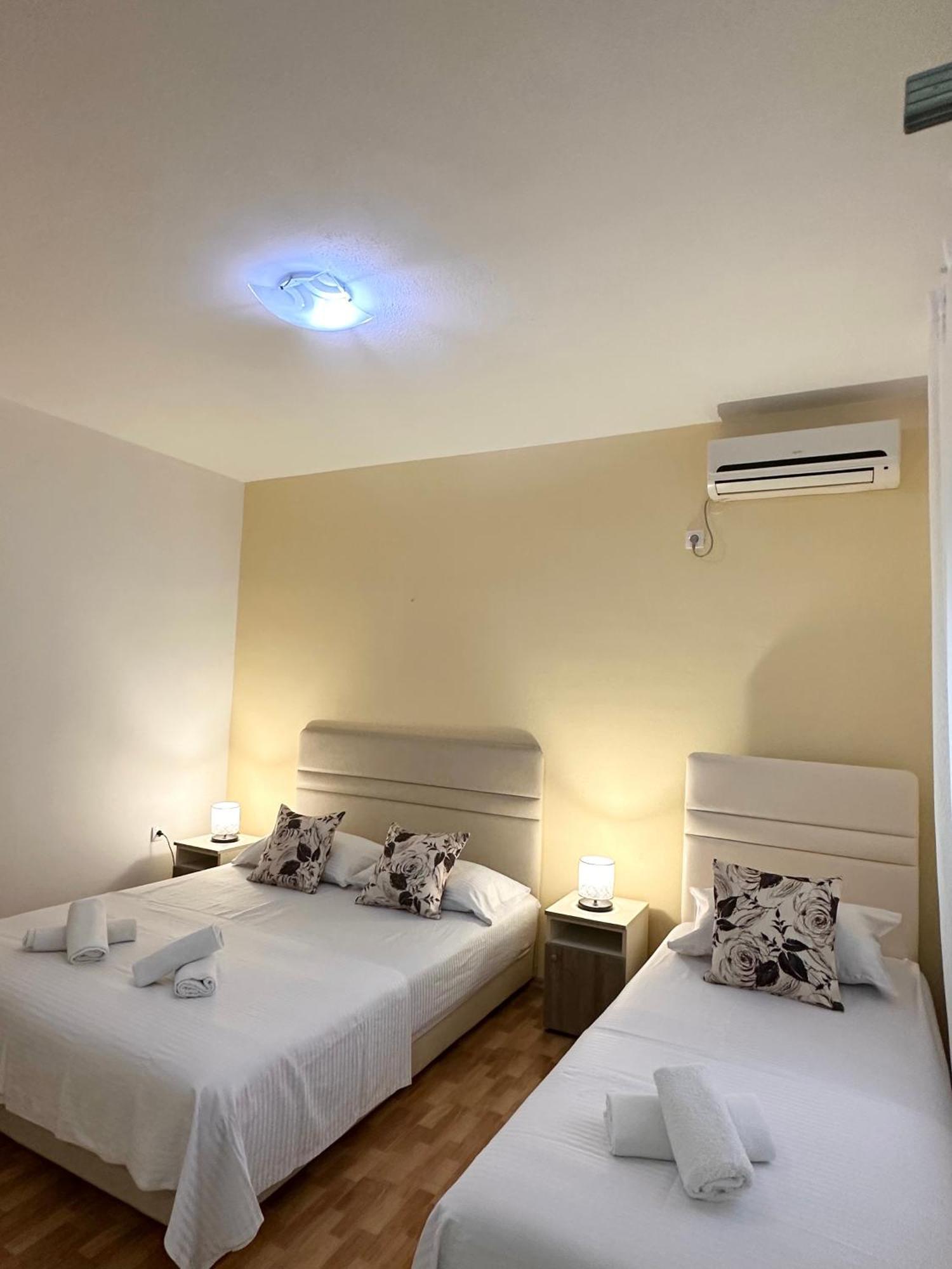 Apartmens Xhenis Lux ウルツィニ エクステリア 写真