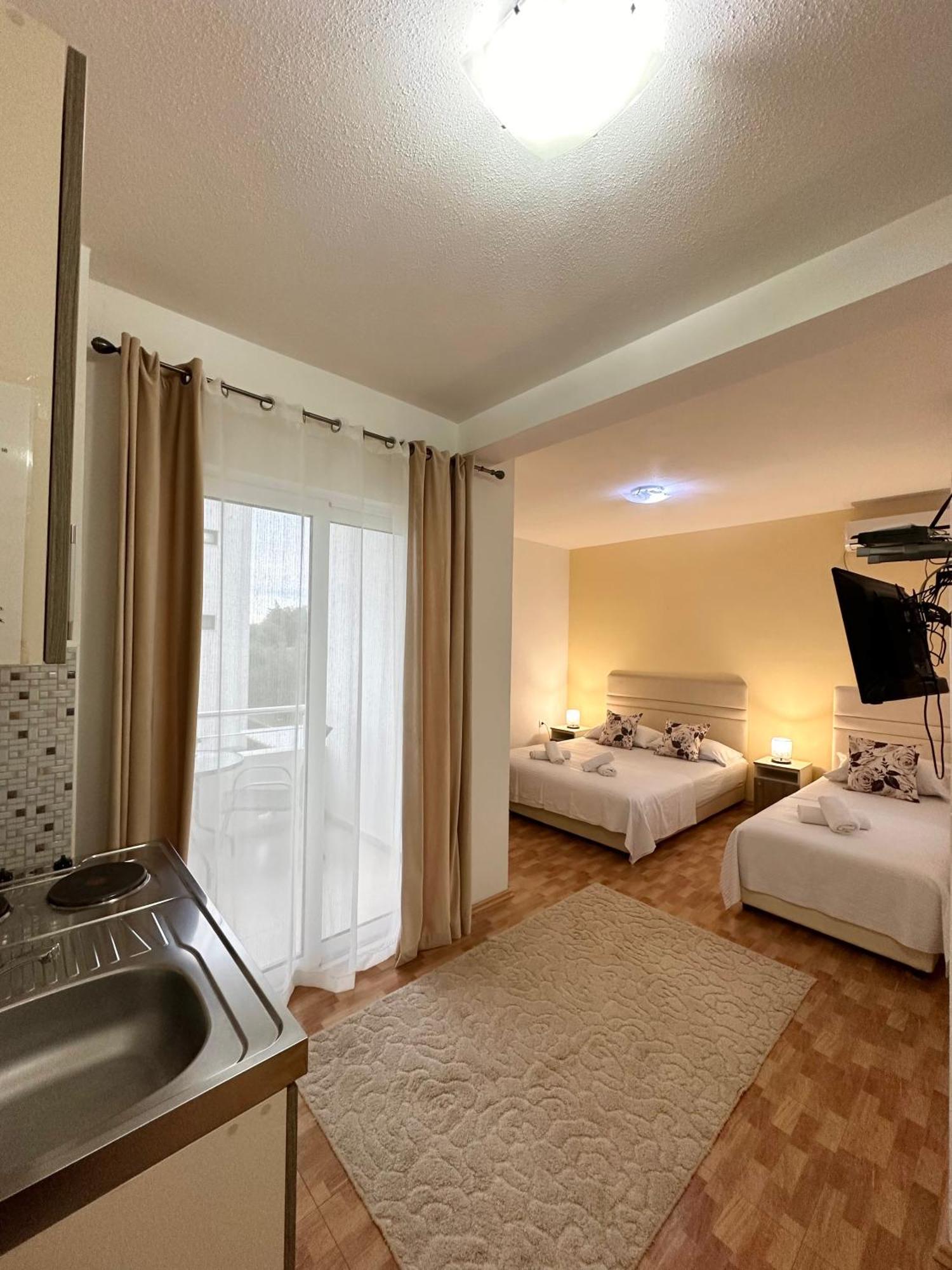 Apartmens Xhenis Lux ウルツィニ エクステリア 写真