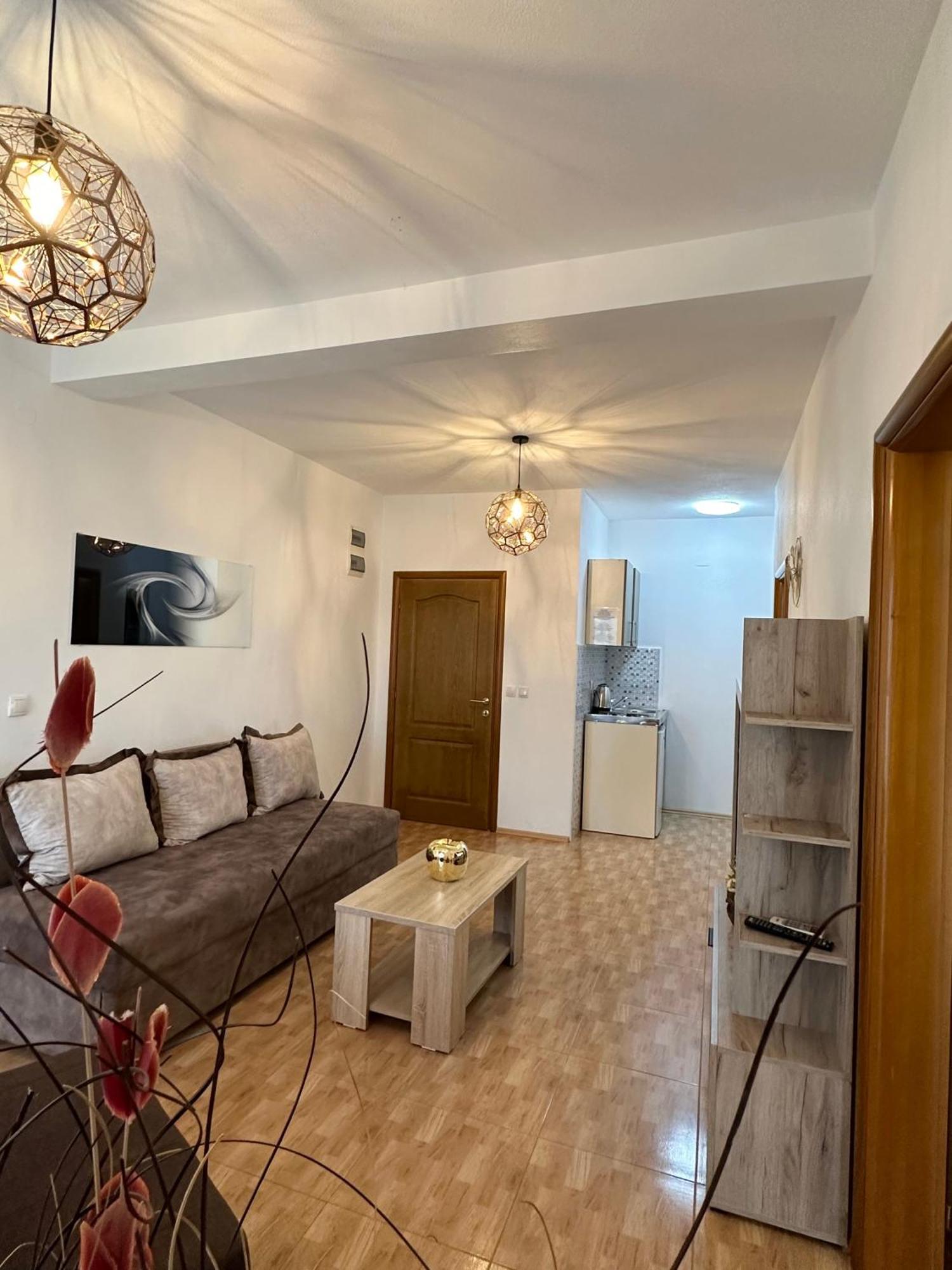 Apartmens Xhenis Lux ウルツィニ エクステリア 写真