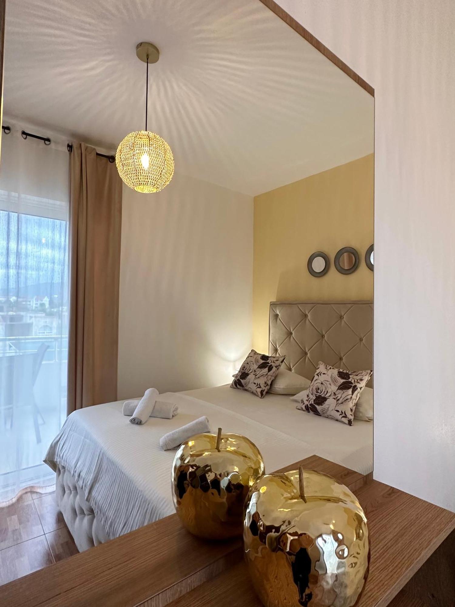 Apartmens Xhenis Lux ウルツィニ エクステリア 写真