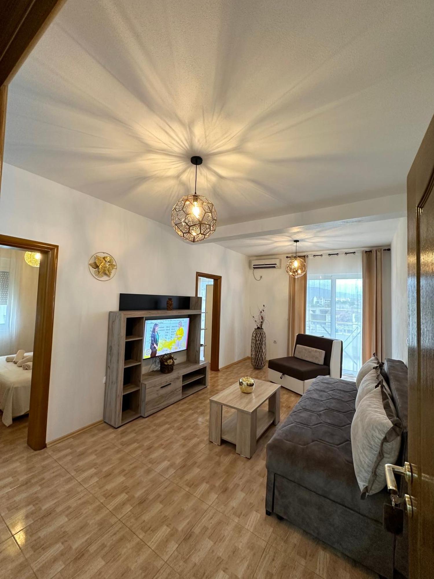 Apartmens Xhenis Lux ウルツィニ エクステリア 写真
