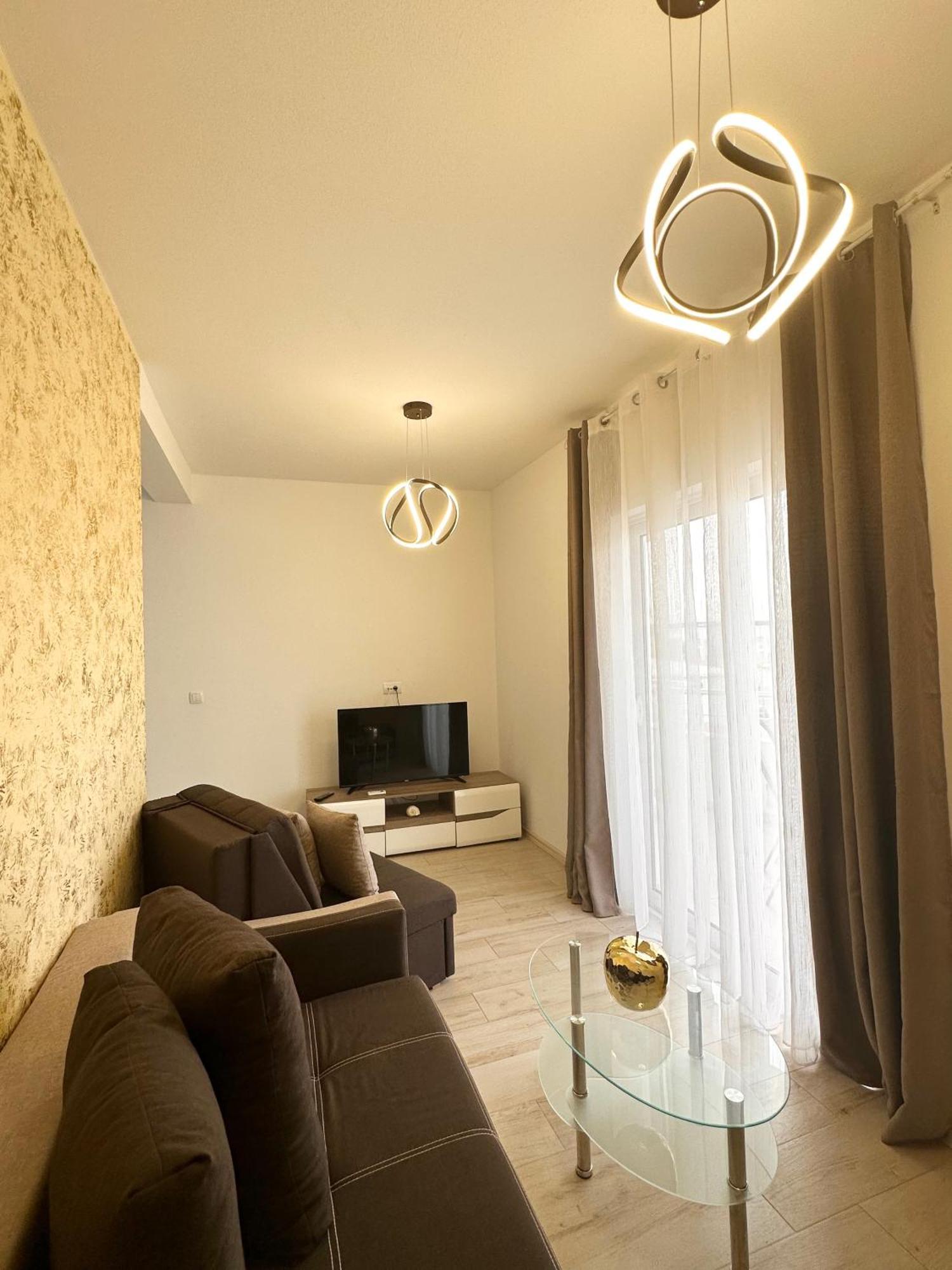 Apartmens Xhenis Lux ウルツィニ エクステリア 写真