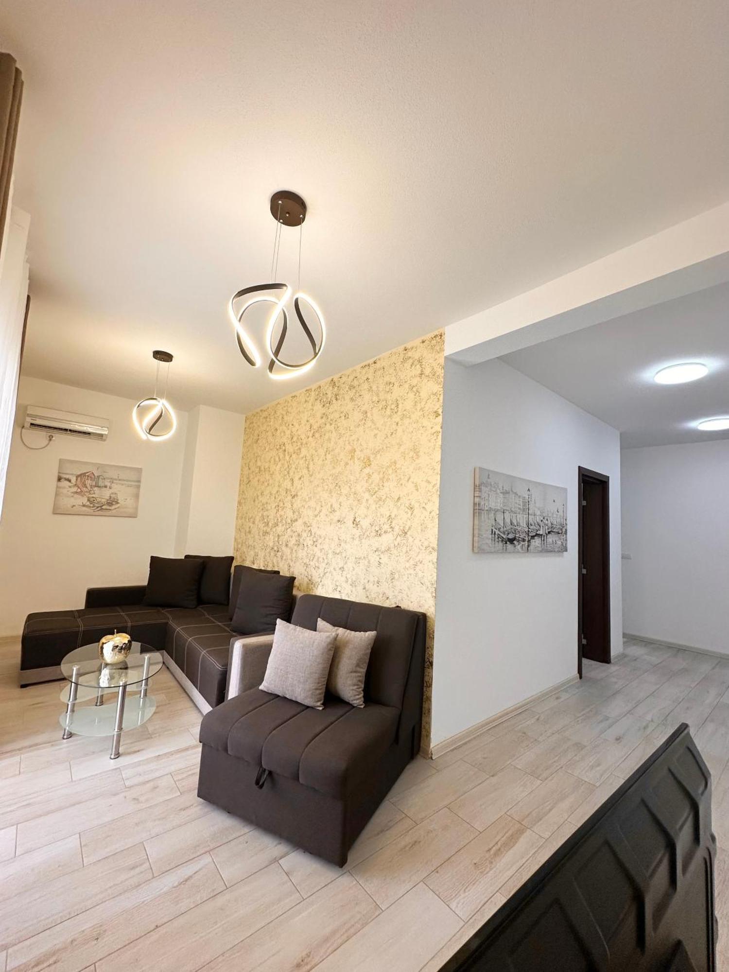 Apartmens Xhenis Lux ウルツィニ エクステリア 写真