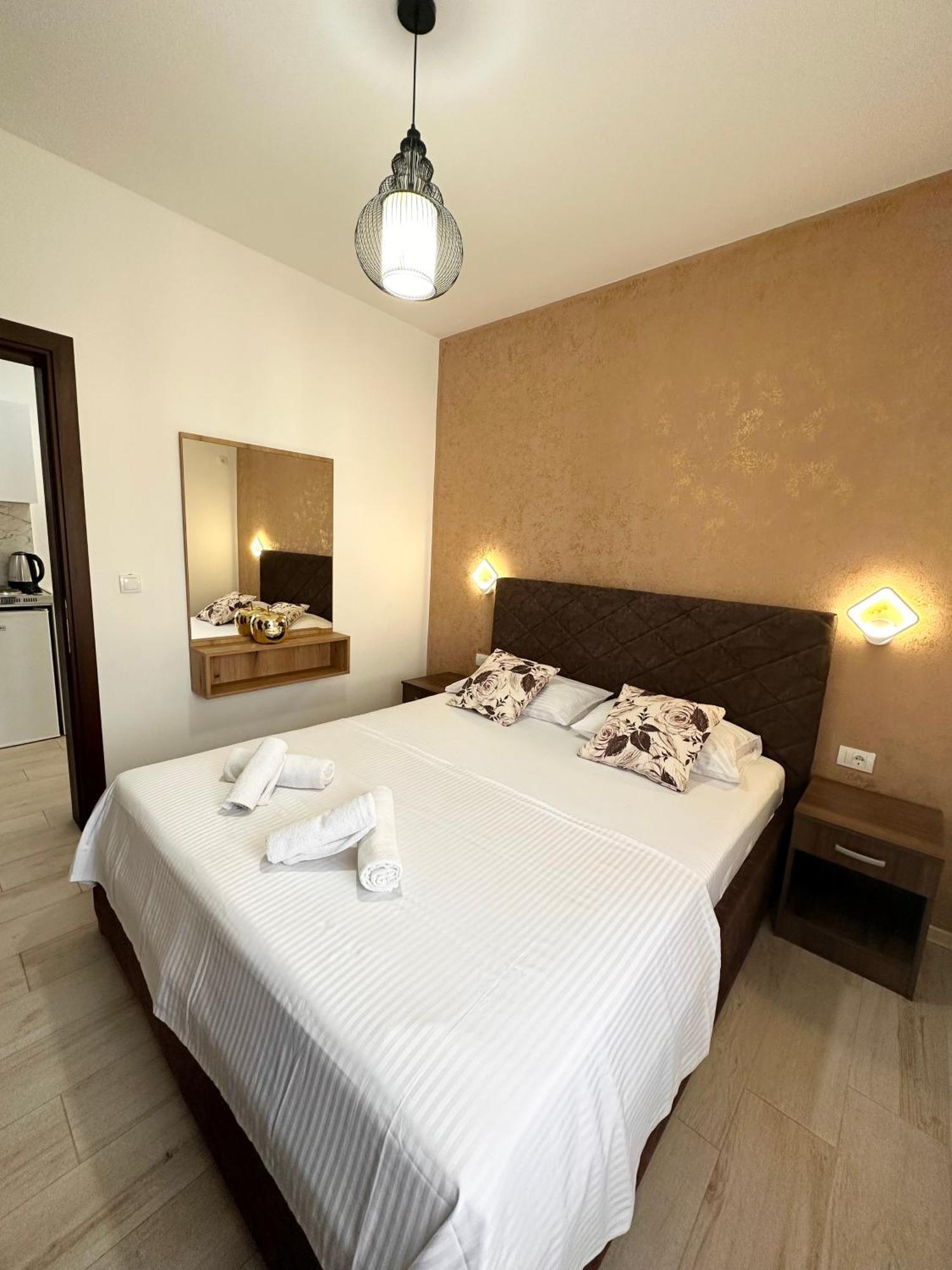 Apartmens Xhenis Lux ウルツィニ エクステリア 写真