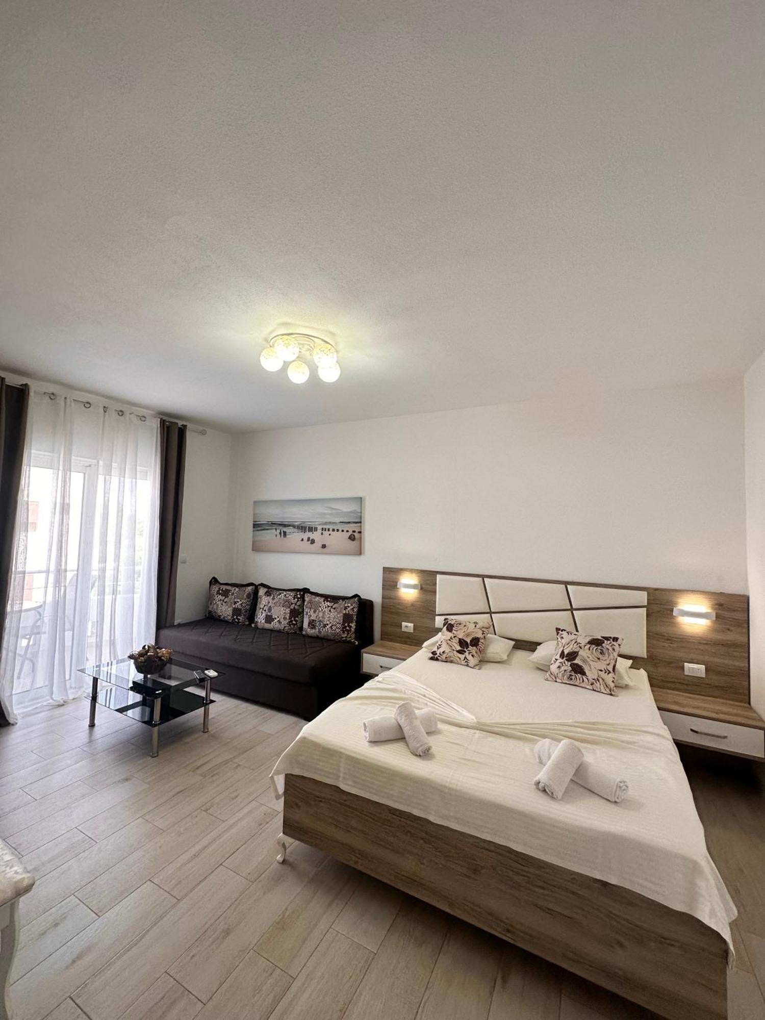 Apartmens Xhenis Lux ウルツィニ エクステリア 写真