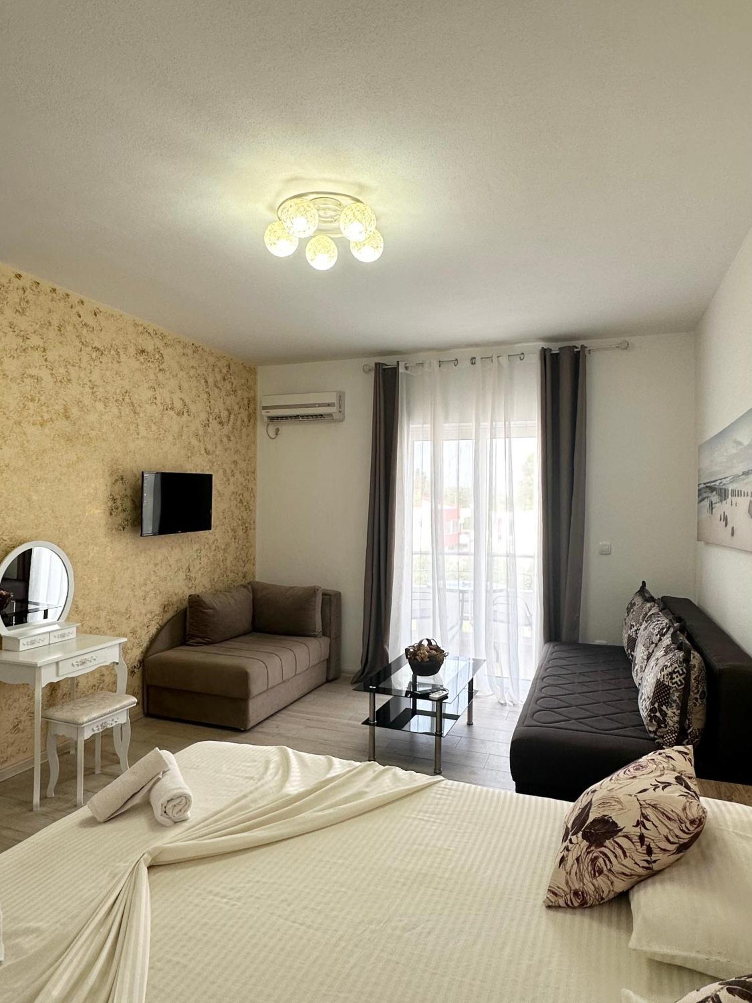 Apartmens Xhenis Lux ウルツィニ エクステリア 写真