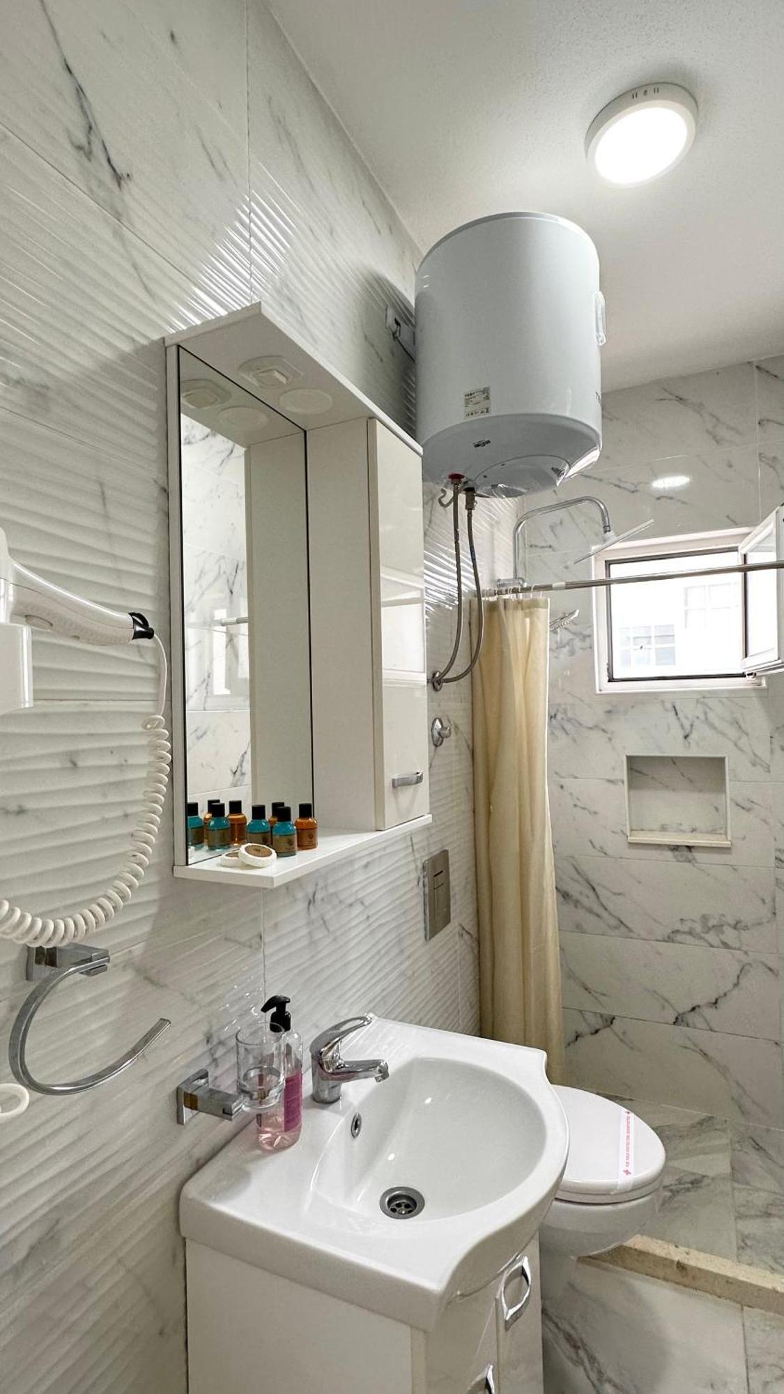Apartmens Xhenis Lux ウルツィニ エクステリア 写真