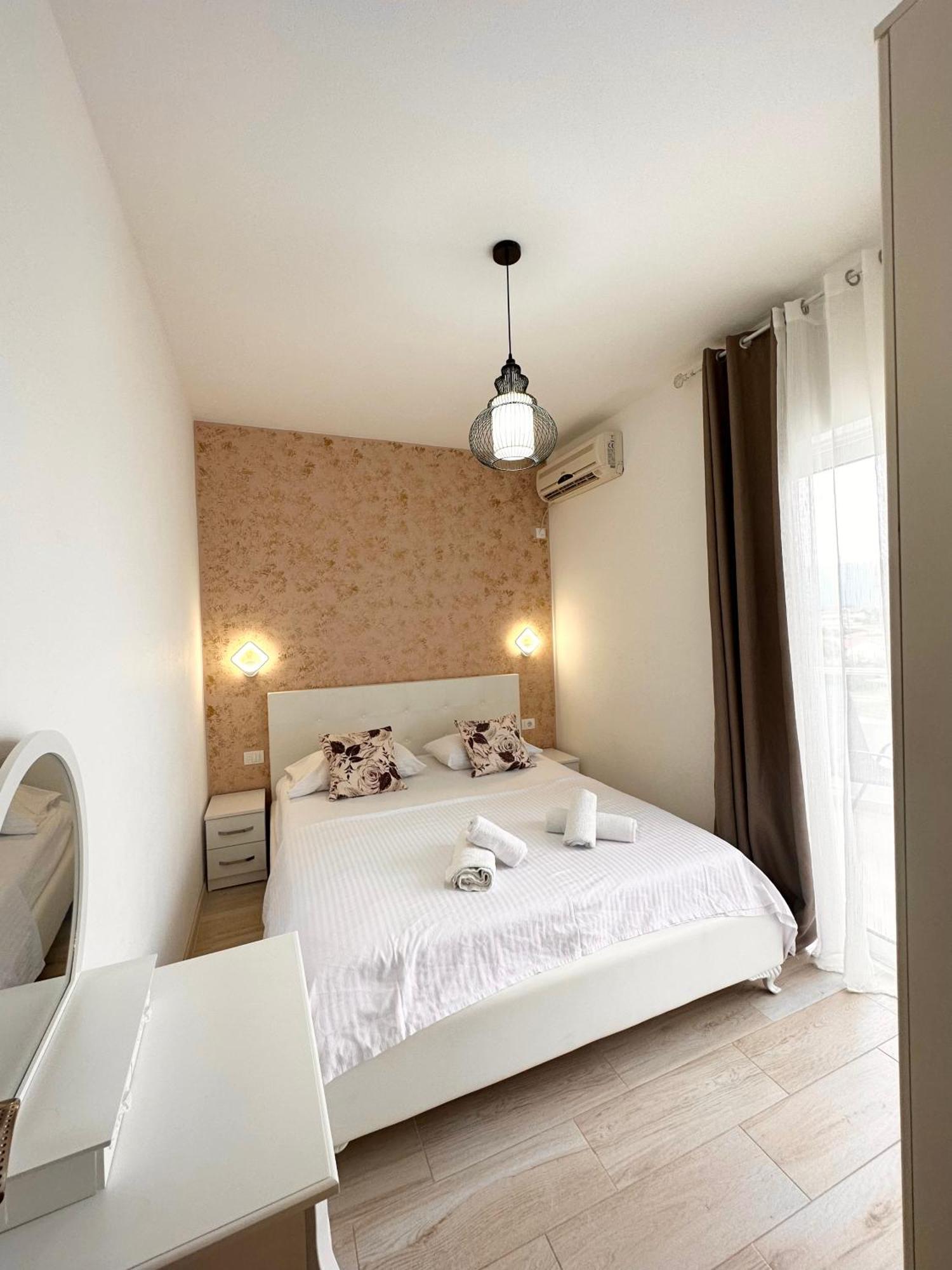 Apartmens Xhenis Lux ウルツィニ エクステリア 写真