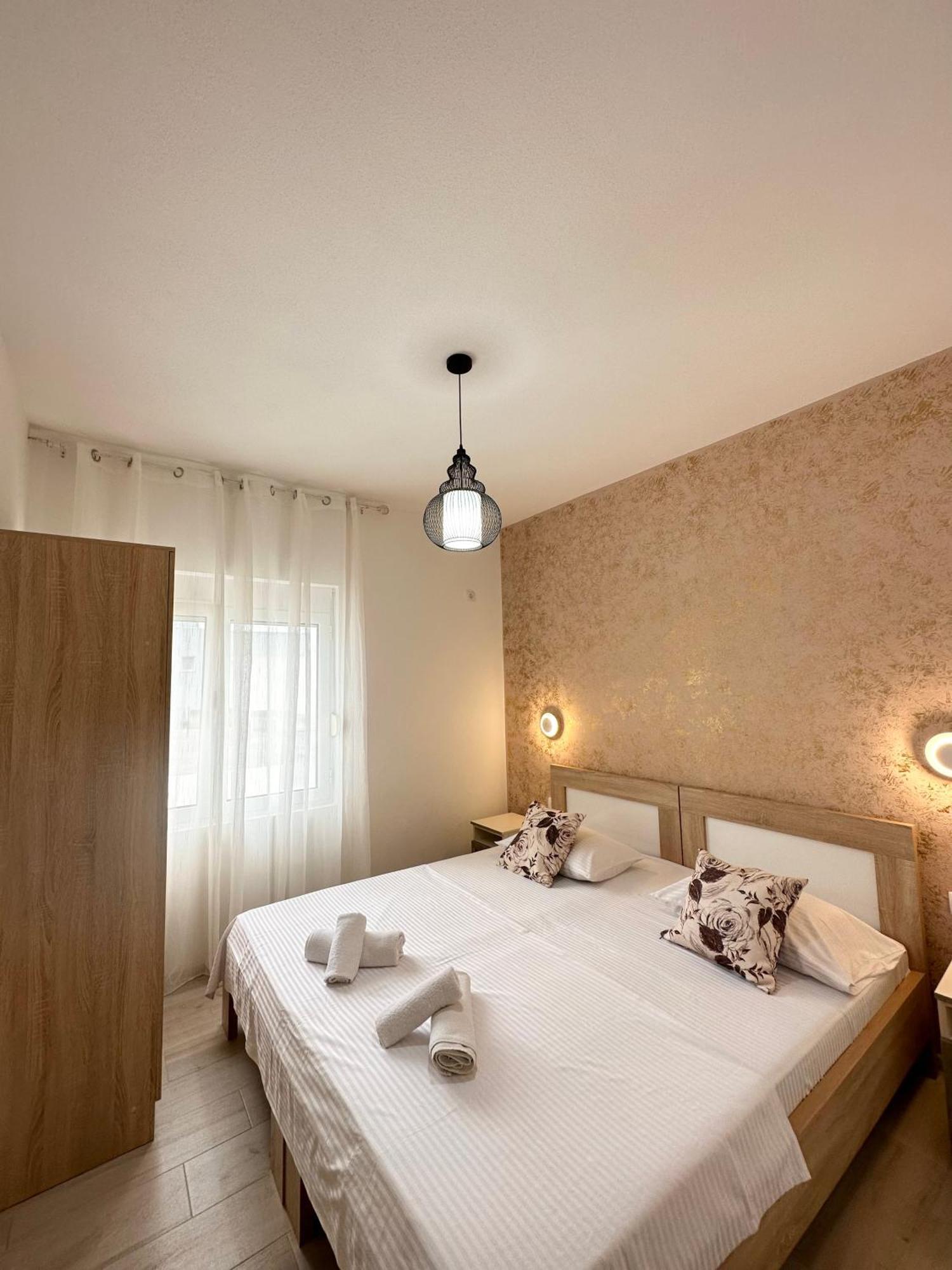 Apartmens Xhenis Lux ウルツィニ エクステリア 写真